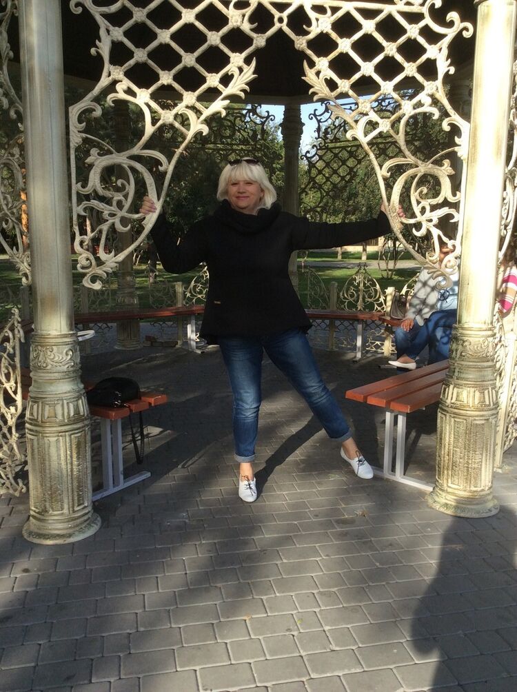 ,   Roxana, 54 ,  