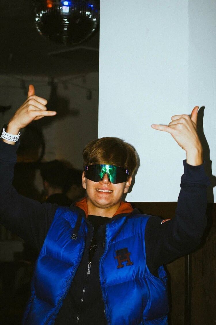  35703503  , 21 ,    -