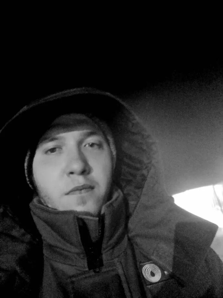  29408323  Denis, 27 ,    