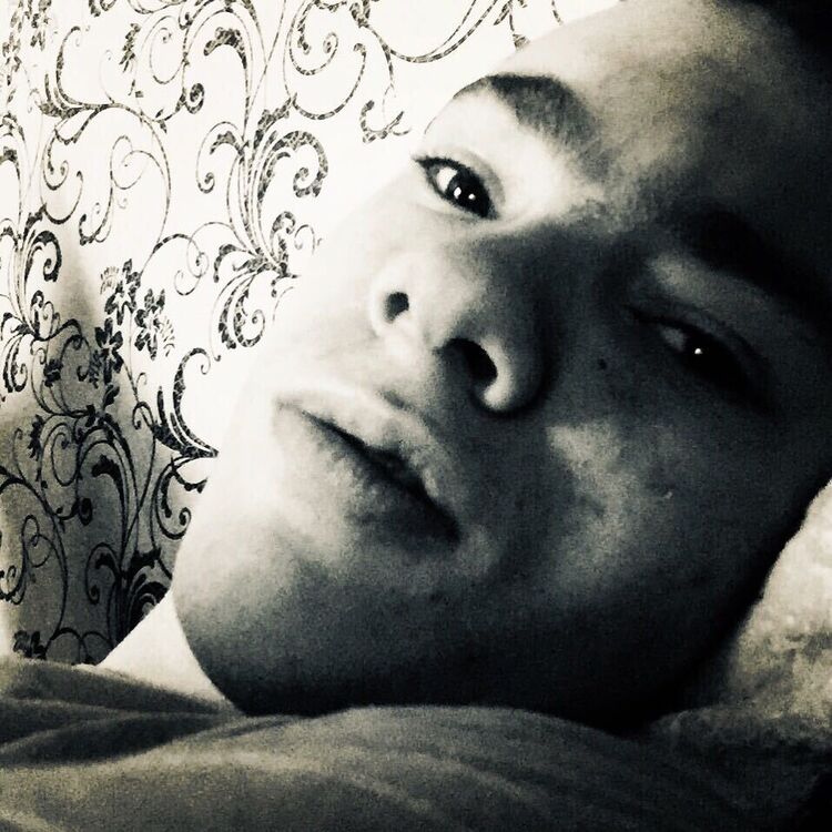  21940673  Viktor, 24 ,    
