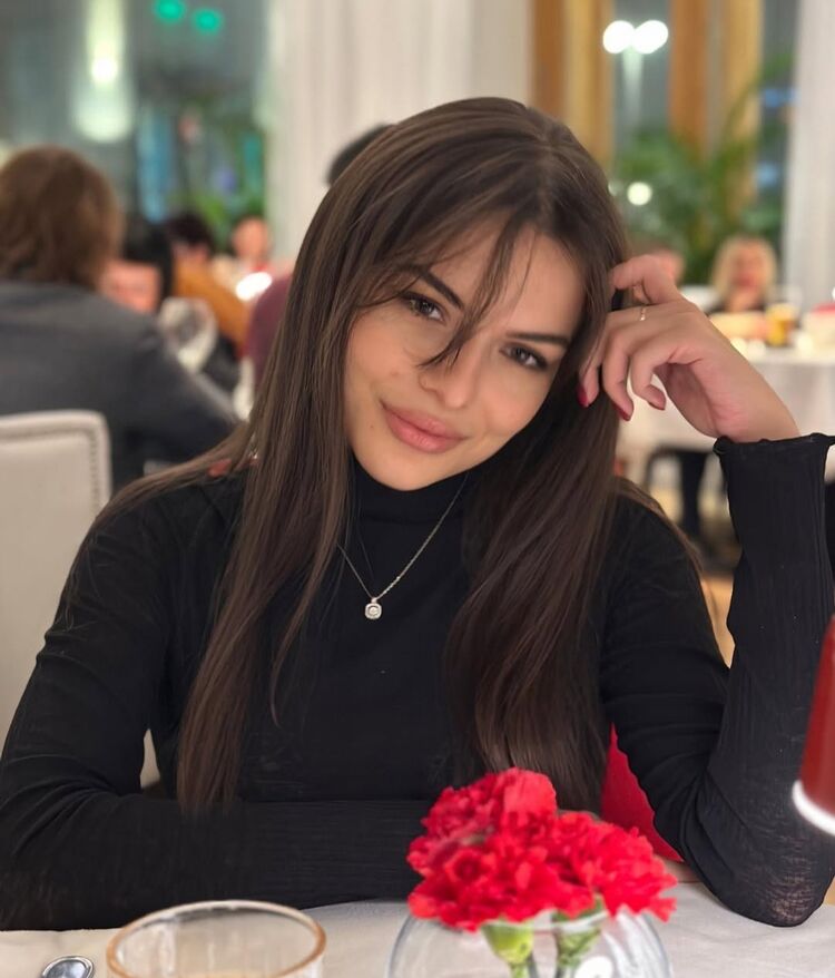  51421383  Karina, 24 ,    