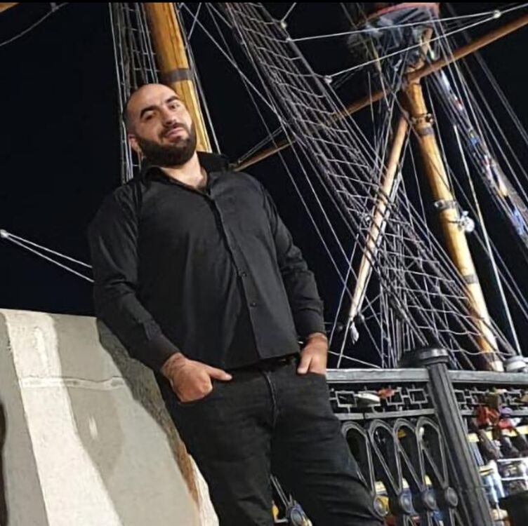 49145223  Gevorg, 35 ,    