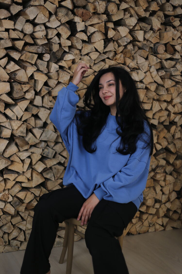  ,   Lola, 27 ,  