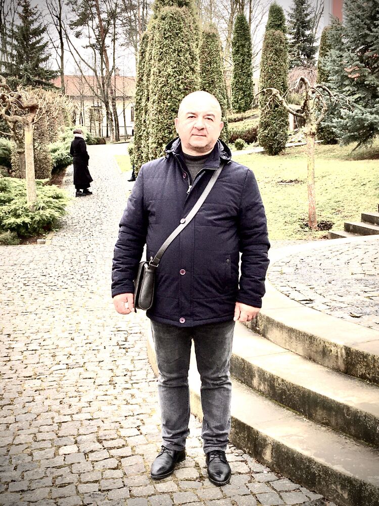  41342993  Petru, 52 ,    