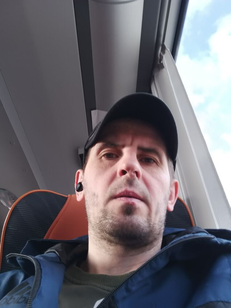  45490723  Roman, 40 ,    
