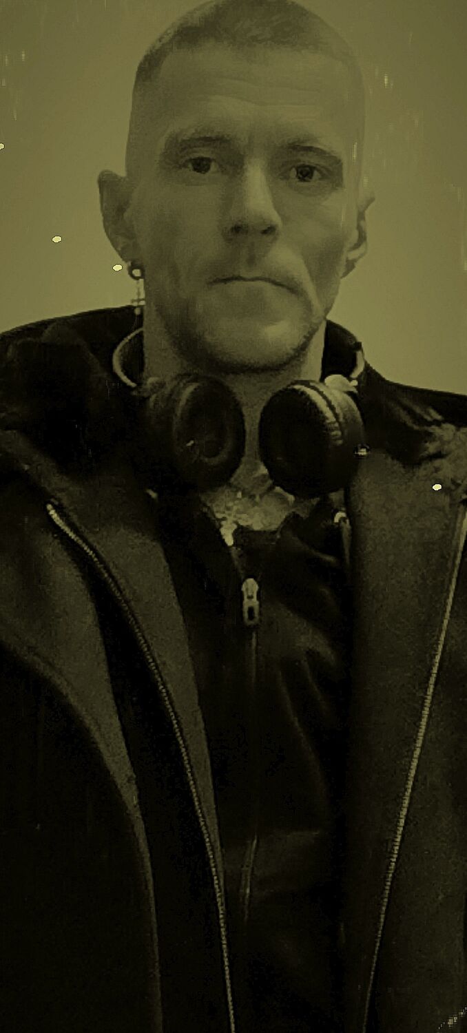  52672063  Mikhail, 42 ,     