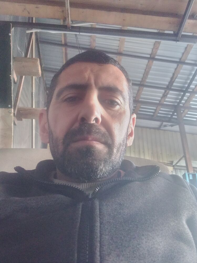  54520723  Sargis, 42 ,    