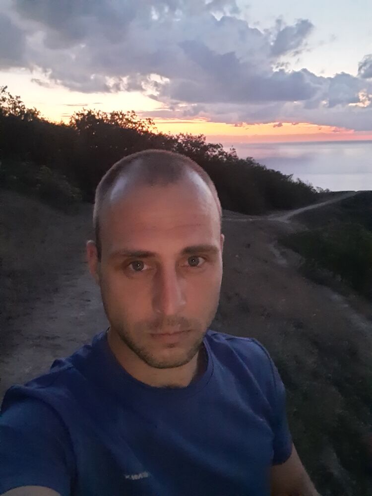  26701933  Konstantin, 33 ,    