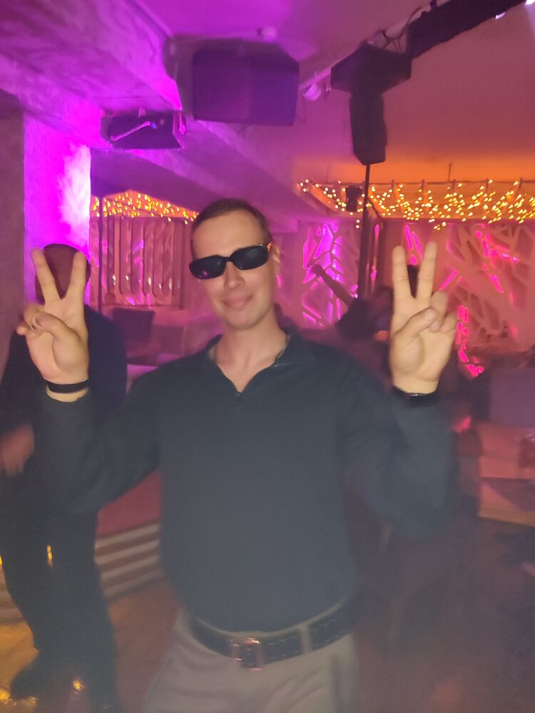  40032593  Vladimir, 36 ,    