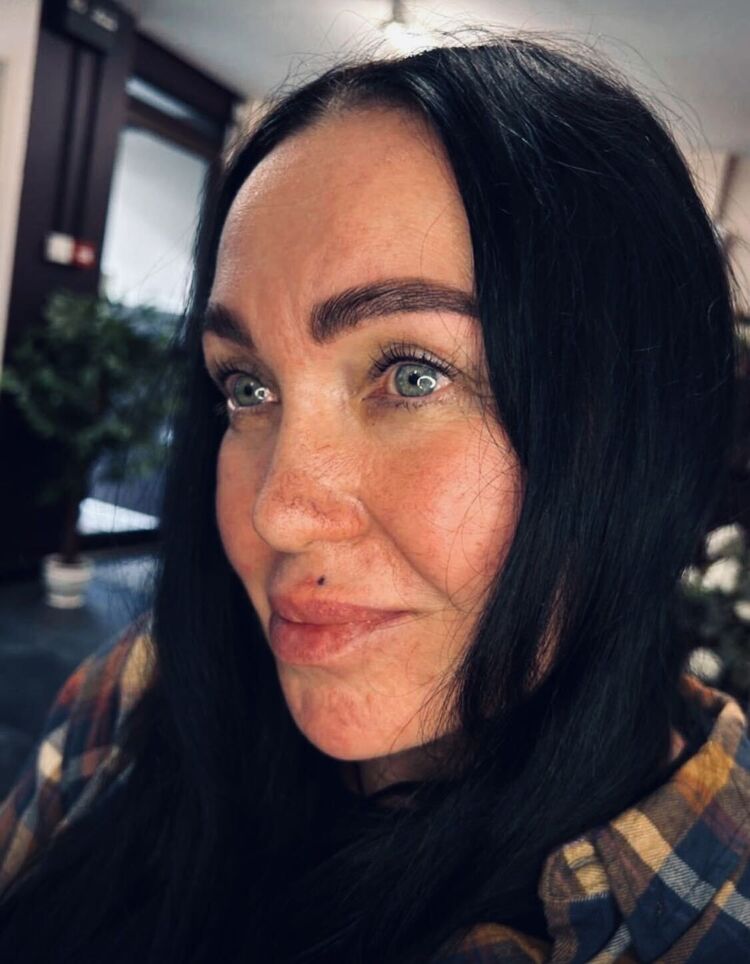  ,   Nika, 42 ,   c 