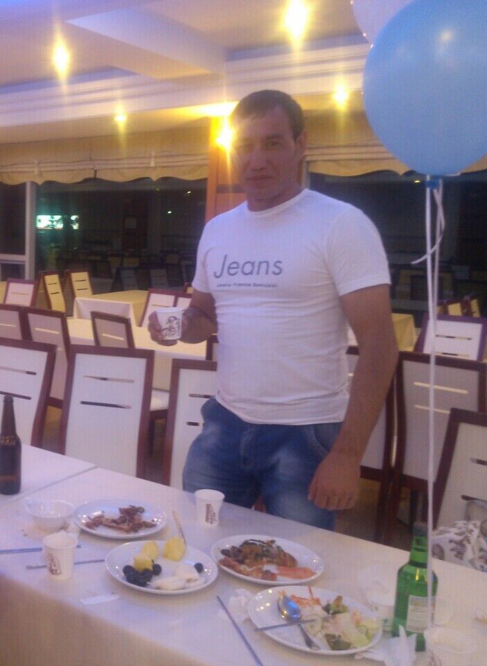  24385783  Elton, 40 ,    