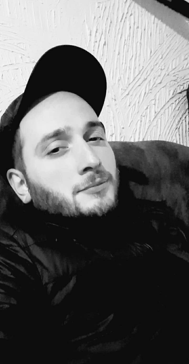  32747143  Rezi, 37 ,    