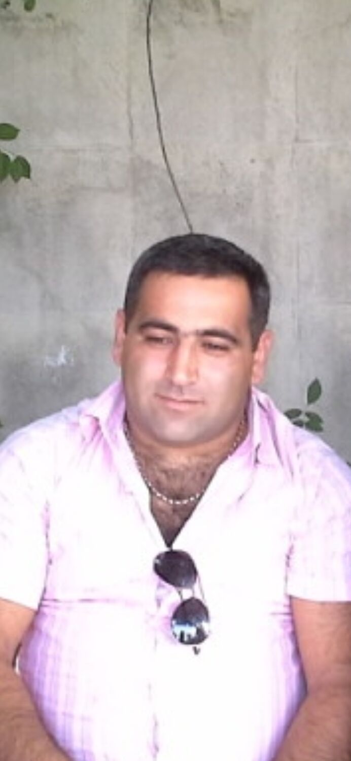  53828163  Sargis, 44 ,    