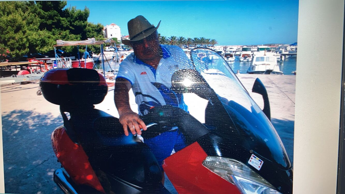  ,   Leon, 51 ,   ,   