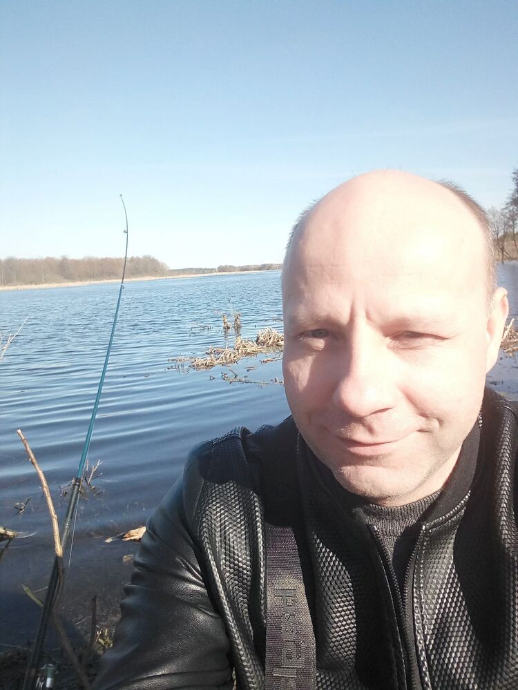  38719453  Viktor, 48 ,    