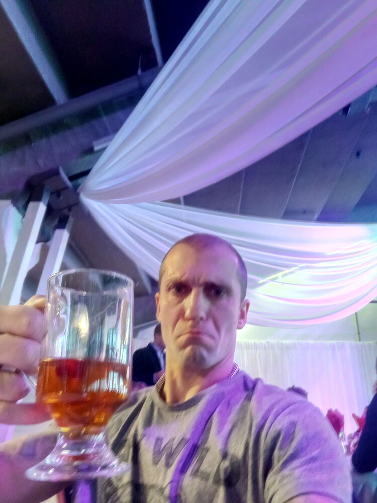  ,   Eduard, 44 ,  