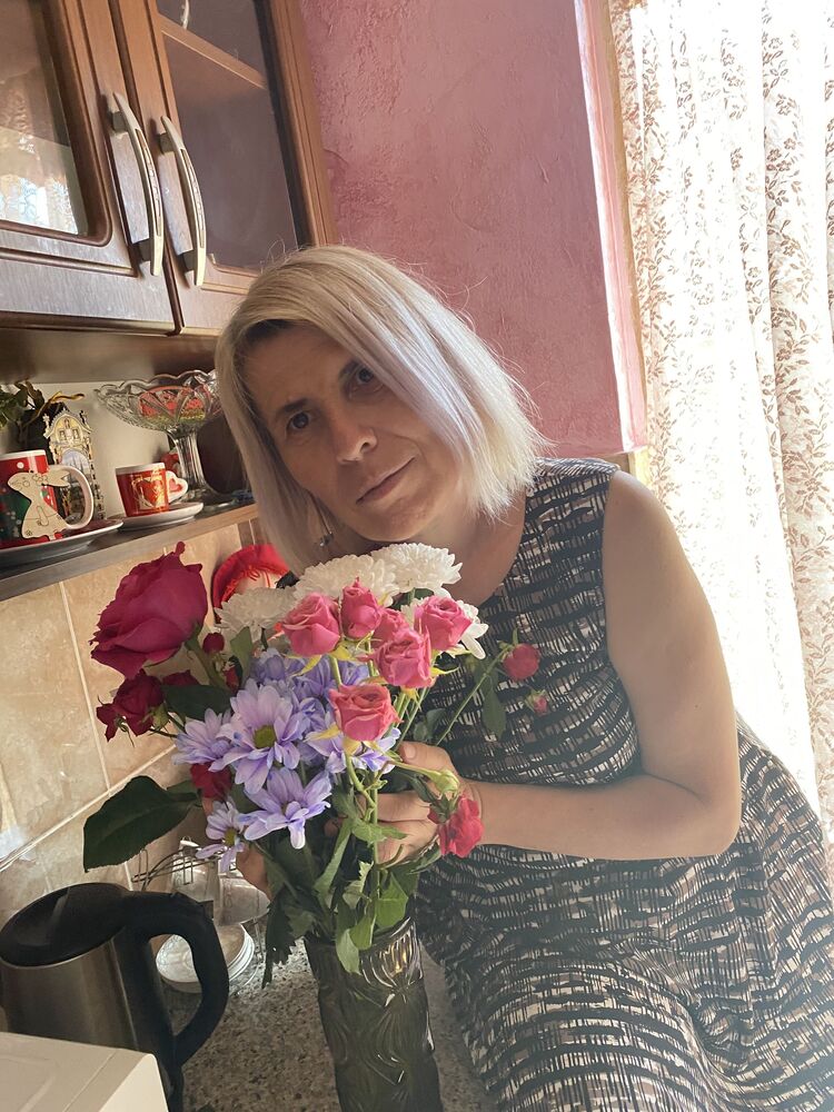  52423053  Larisa, 52 ,    