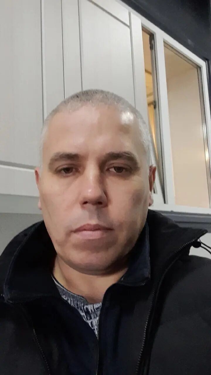  46984013  Alexander, 44 ,    