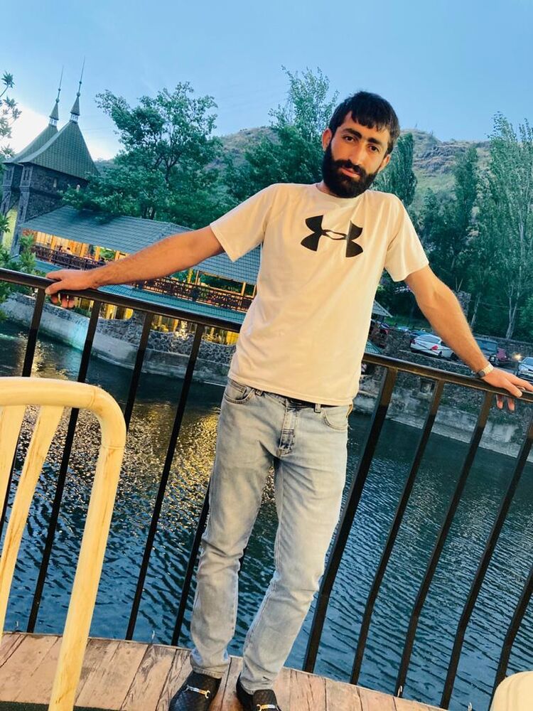  ,   Armen, 32 ,     