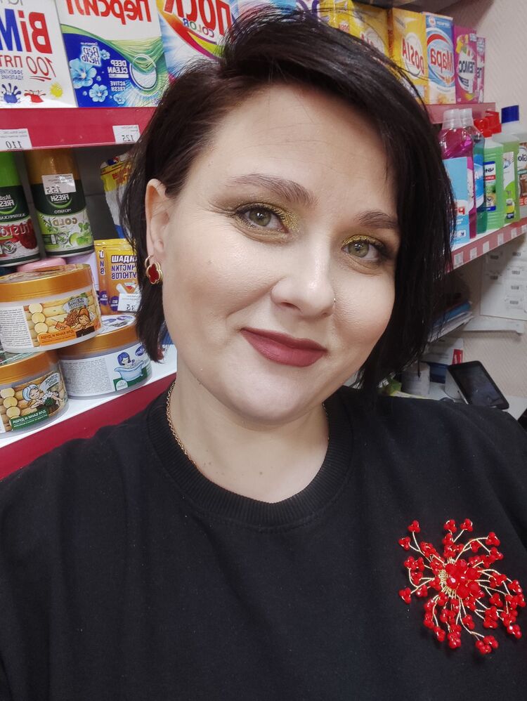  ,   Viktoria, 41 ,   , 