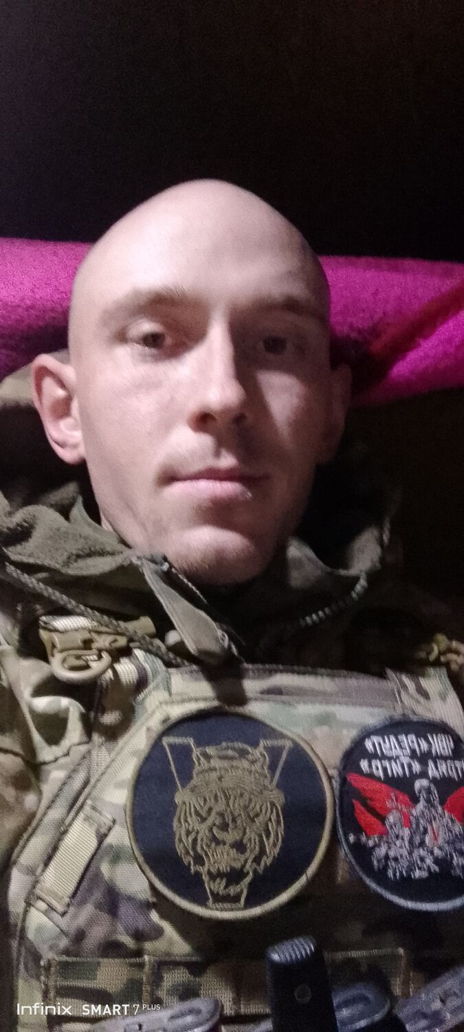  48332053  Alexander, 26 ,    