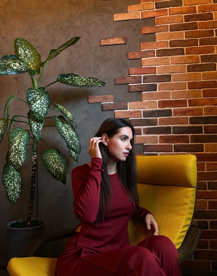  ,   Viktoria, 40 ,   c 