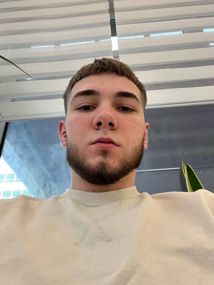  43069193  Stanislav, 20 ,    