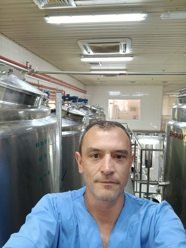  37445273  Alex, 46 ,    