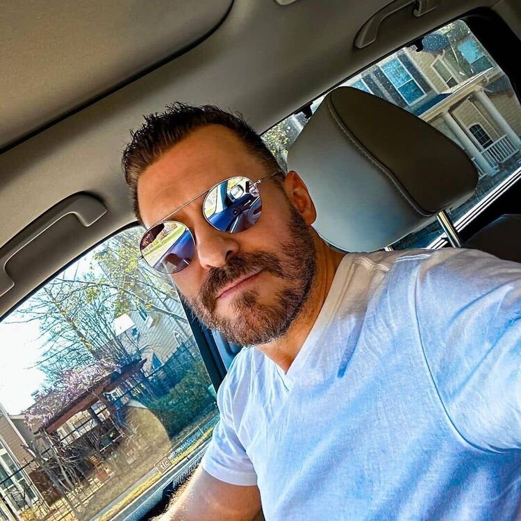  51891833  Ivan, 44 ,    