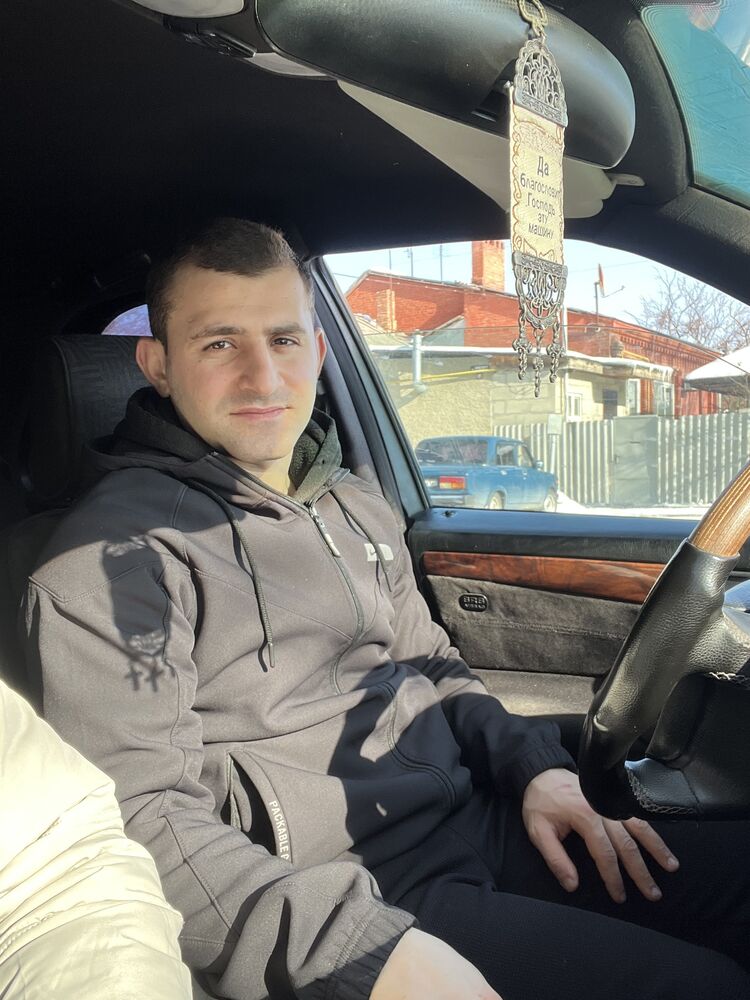  51729243  Erik, 22 ,    