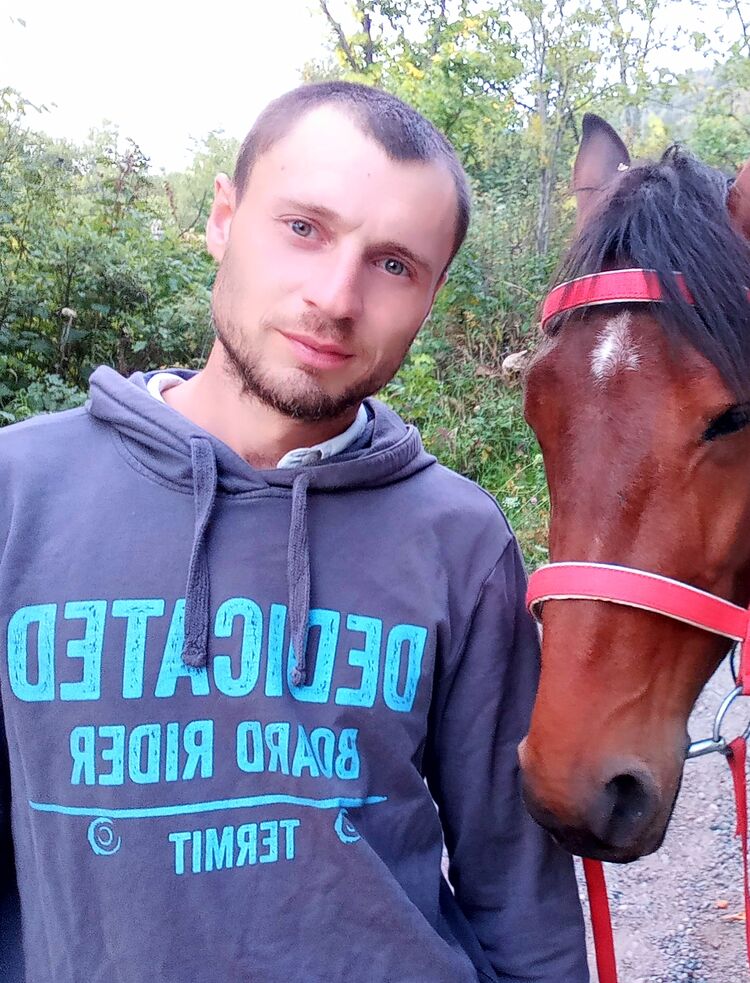  44370273  Artem Kastom, 37 ,    