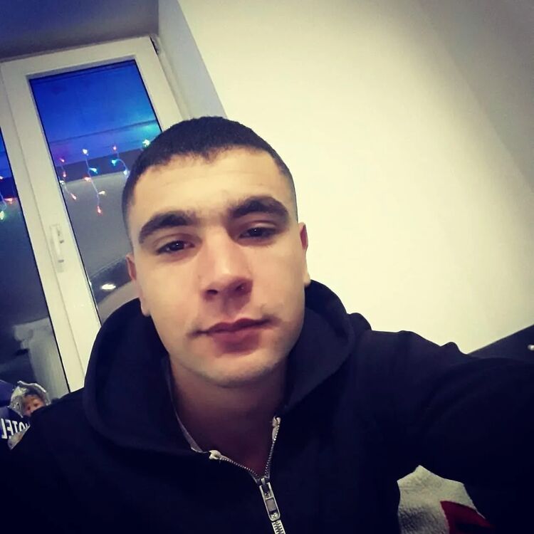  52127573  Max, 25 ,    