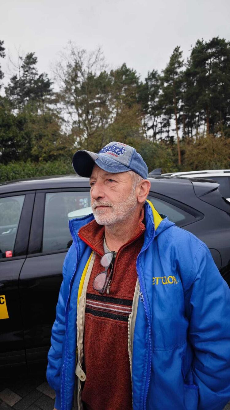  48623873  , 62 ,    Hof