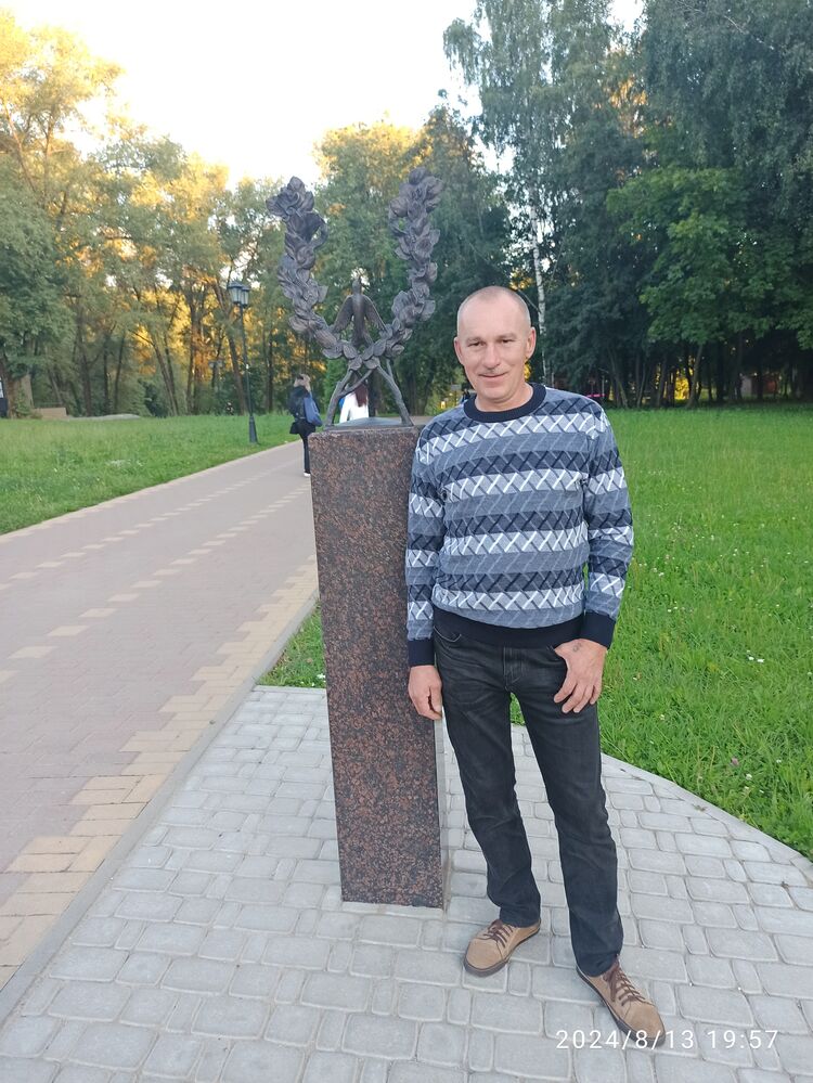  46381913  Oleg, 57 ,    