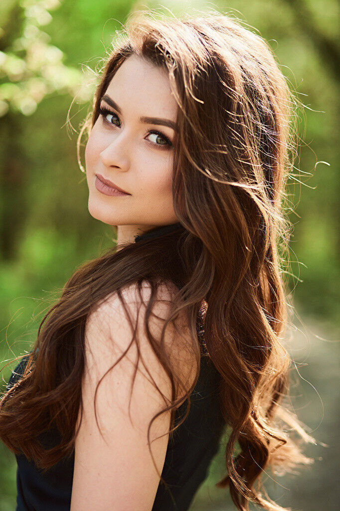  ,   Elena, 33 ,   