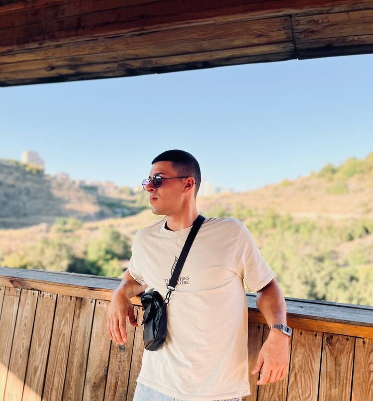  46831063  Viktor, 25 ,    