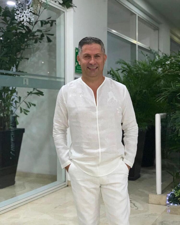  49250863  Alexander, 60 ,    