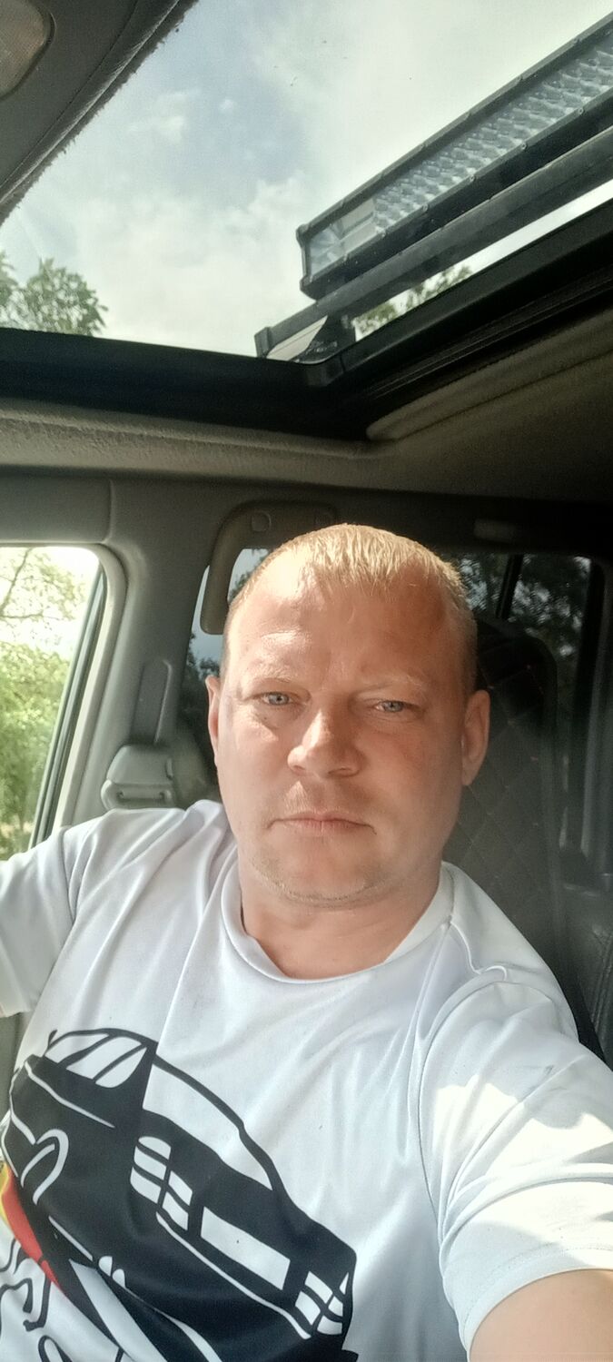  32125143  Igor, 38 ,    