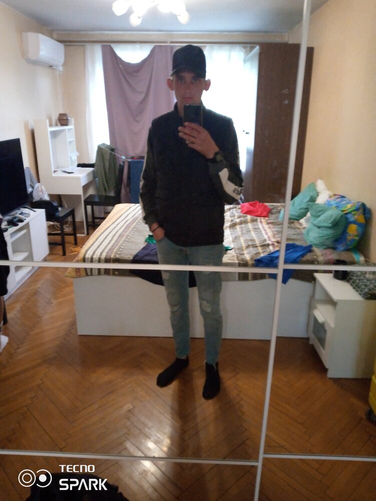  42562163  Denis, 28 ,    