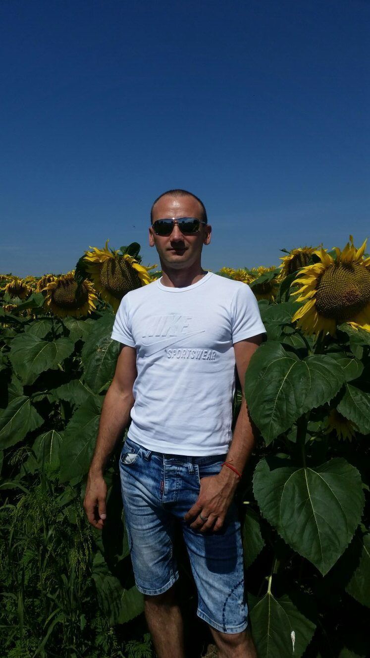  53494903  Viktor, 46 ,    