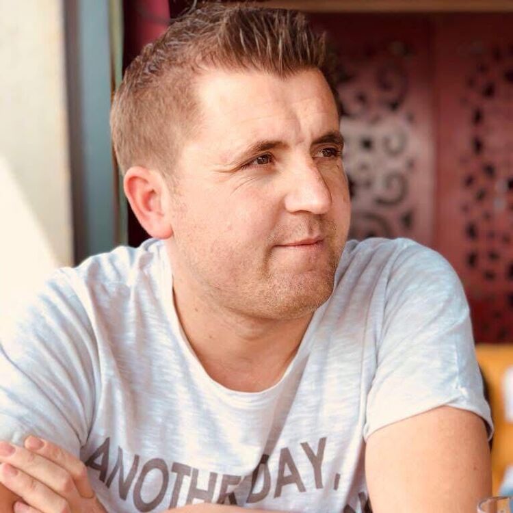  49256403  Una, 41 ,    Elz