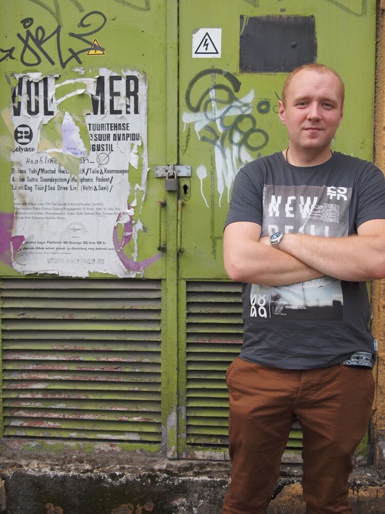  23680853  Konstantin, 37 ,    