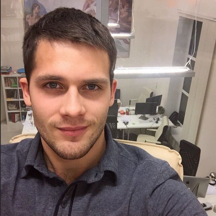  23482493  Viktor, 32 ,    