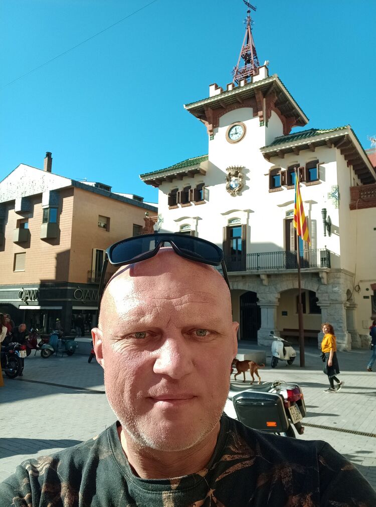  39950023  Igor, 52 ,    