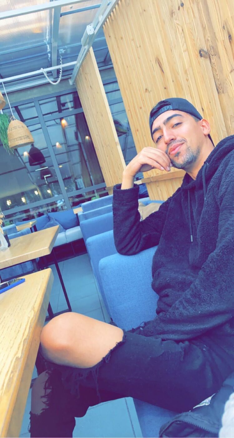  29792133  Simow, 28 ,    