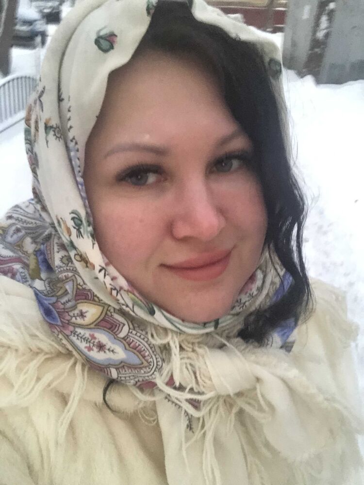  40568323  Elena, 40 ,    