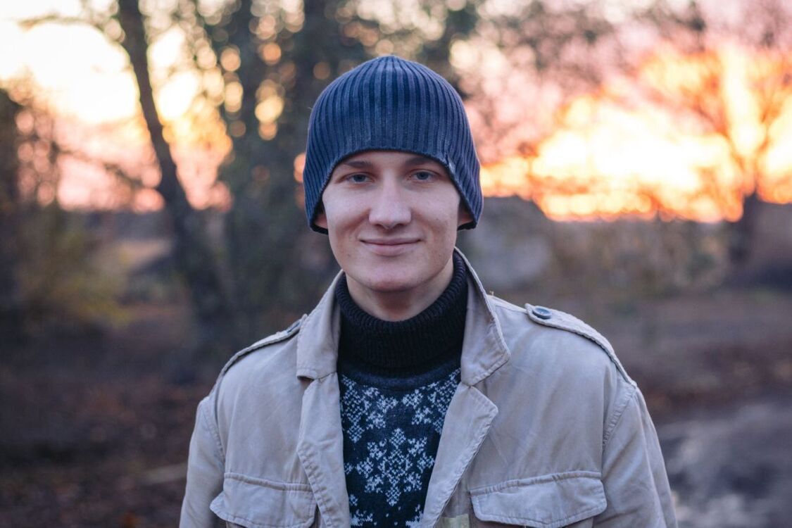  48991813  Viktor, 22 ,    