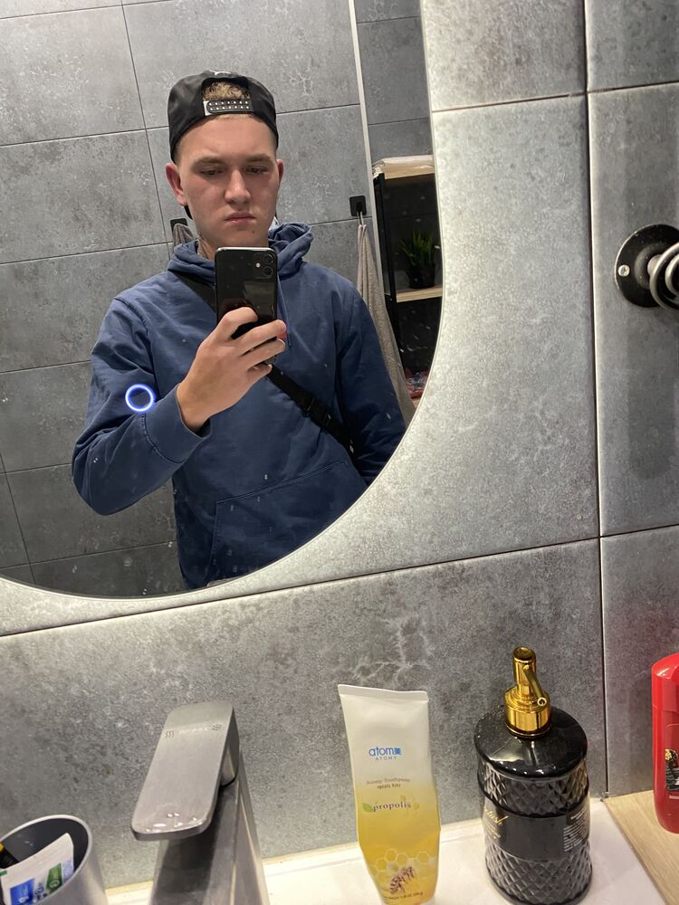  48054933  Arseny, 19 ,    Selfoss