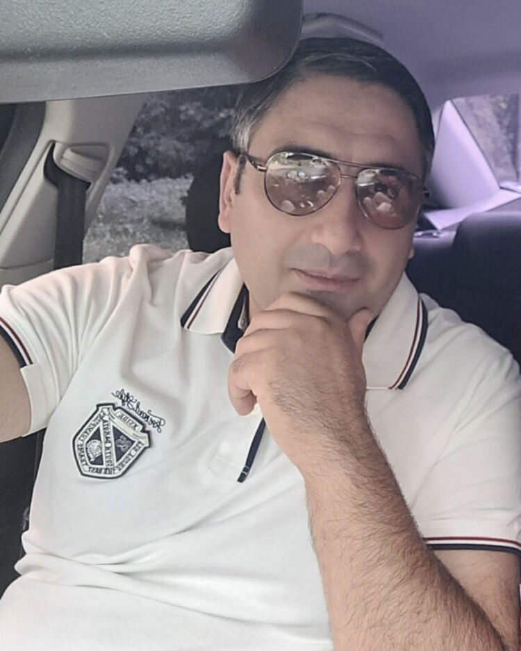  52594753  Artak, 41 ,    