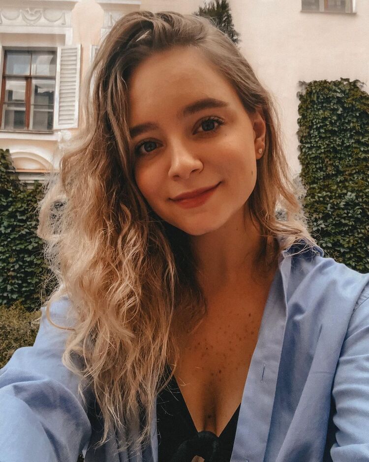  24137753  Anna, 31 ,    